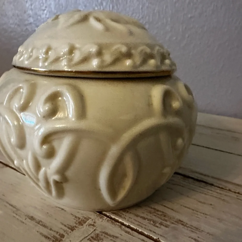 LENOX Ivory Rose Embossed Jewelry Trinket Box Music Oval Gold Trim 5.5